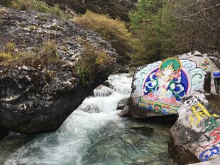 山间溪流旁的彩色玛尼石