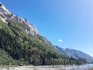 壮丽山景与湖畔风光
