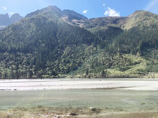 山间清澈水域与葱郁山脉