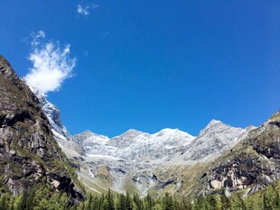 壮丽雪山山谷美景
