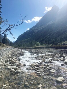 山间清澈溪流与壮丽山景