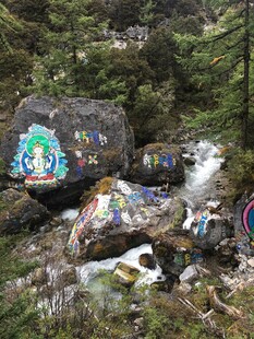 山间多彩玛尼石景观