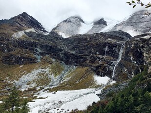 壮丽山景 云雾缭绕的雪峰