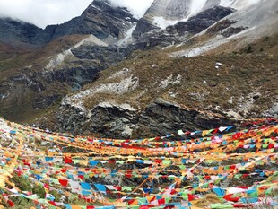 山间五彩经幡随风飘扬