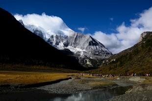 雪山下的宁静河谷