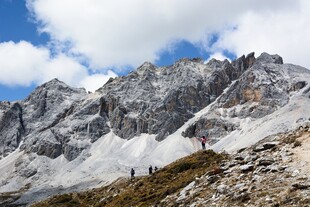 巍峨雪山下的徒步者