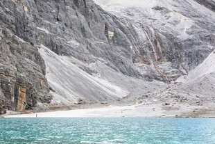 雪山下的幽蓝澄澈湖水