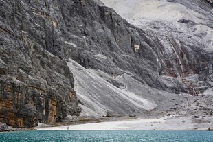 雪山下的碧蓝湖水