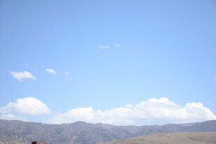 蓝天远山白云自然美景