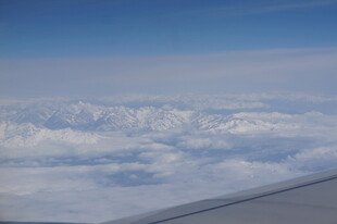 机窗外的云海与山脉景观