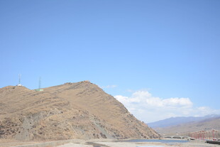 蓝天映衬下的山丘景观