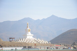 庄严佛像矗立山间