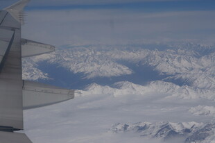 飞机窗外的雪山美景
