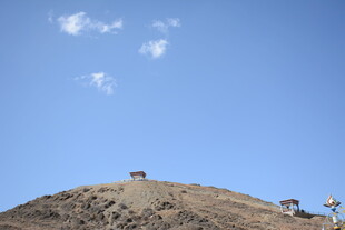 山顶上的孤独行者