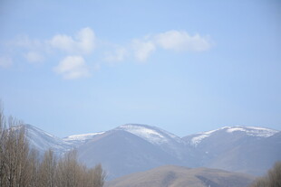 蓝天白云下的雪山远景