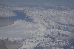 高空俯瞰连绵雪山