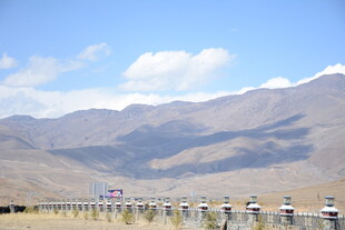 公路旁的壮丽山脉景观