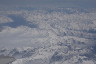 高空俯瞰连绵雪山