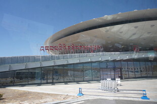 现代风格的大型建筑外观