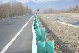 公路旁的绿色护栏设施