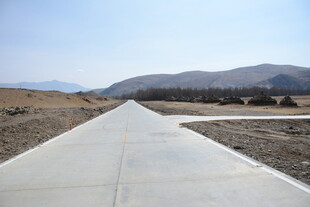 宽阔水泥道路伸向远方