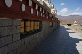 藏区转经筒长廊