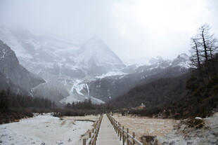 雪山山谷中的木栈道景观