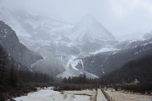 雪山下的蜿蜒道路