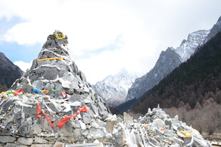 山间玛尼堆 尽显藏地风情
