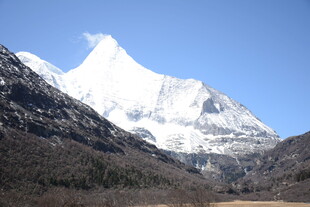巍峨雪山壮丽自然风光