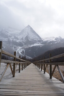 雪山下的木质栈桥美景