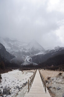 雪山栈道 冬日静谧之景