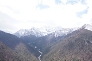 雪山峡谷壮丽自然景观