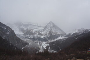 云雾缭绕的雪山美景