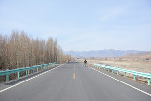 空旷公路上的独行身影