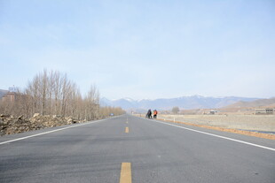 空旷公路延伸向远方