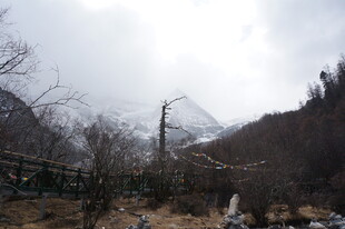 山间吊桥与萧瑟冬景