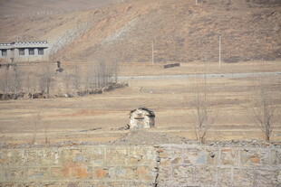 荒凉田野中的孤独小屋