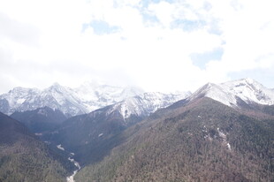 壮丽雪山山谷风景图