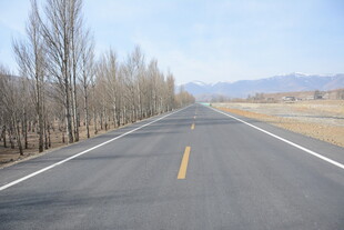 空旷公路延伸向远方