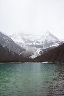 雪山下的碧绿湖泊