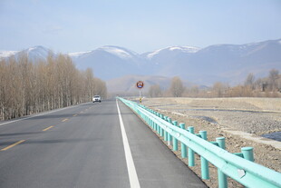 公路旁护栏与远处山峦