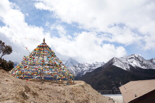 藏区五彩经幡与雪山美景