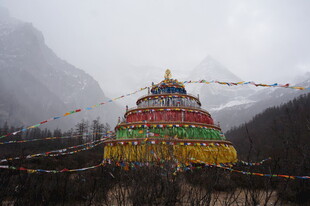 藏区多彩佛塔与雪山景观