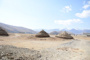 沙漠中的神秘锥形建筑