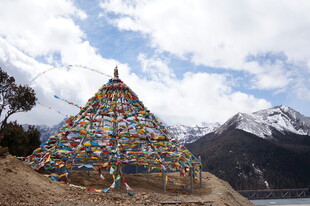 藏区五彩经幡立于山间