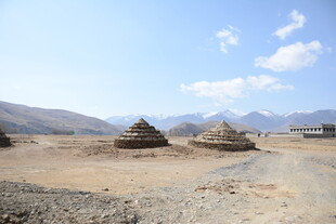 荒凉旷野中的独特建筑