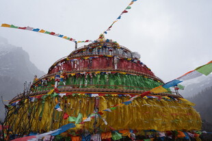 藏式经幡塔 色彩绚丽壮观