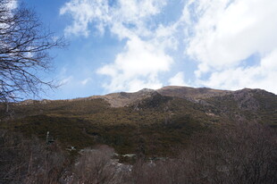 蓝天白云下的山峦景色