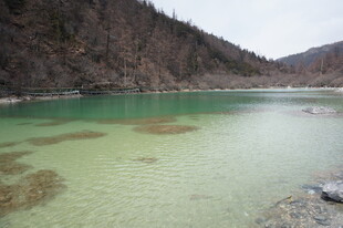 碧绿湖水与山间景致